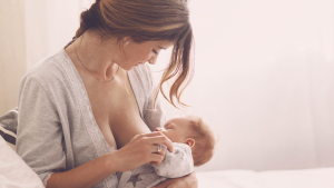 Por que não se deve mexer no celular enquanto se amamenta o bebê Bigstock